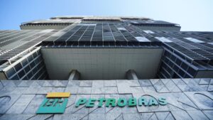 Alta do petróleo fortalece caixa da Petrobras, mas pressiona preços e inflação no Brasil