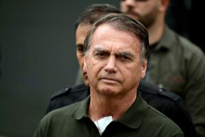 Bolsonaro pode deixar UTI em 24 horas após melhora, diz boletim médico