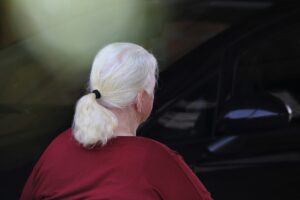 Desigualdade social pode explicar maior número de mulheres com demência, aponta estudo