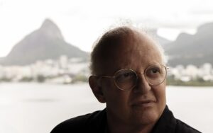 Guilherme Arantes recebe Medalha UBC em homenagem aos 50 anos de carreira