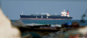 Irã lucra até US$ 2 milhões por navio para liberar passagem no Estreito de Ormuz