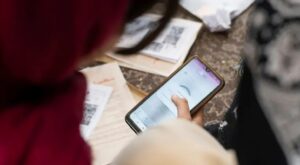 Iranianos usam truques e redes caras para falar com família no exterior em meio a bloqueios