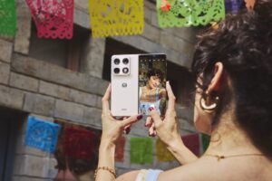 Motorola apresenta Moto Razr Fold, seu primeiro dobrável com tela grande