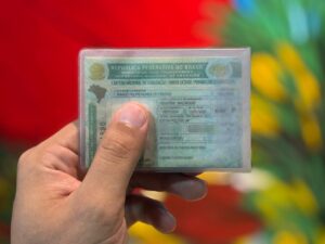 Projeto quer CNH diferente para quem dirige carro automático e manual