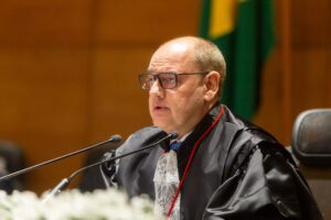 Governador em exercício do RJ anuncia revisão geral em contratos e servidores