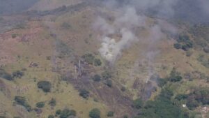 Incêndio atinge vegetação no Complexo do Lins e ameaça torres de transmissão