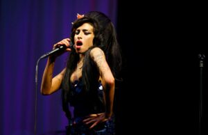 Pai de Amy Winehouse perde disputa judicial por itens leiloados da cantora