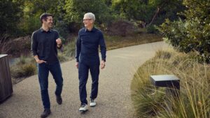 Tim Cook deixa comando da Apple; John Ternus assume como novo CEO em 2026