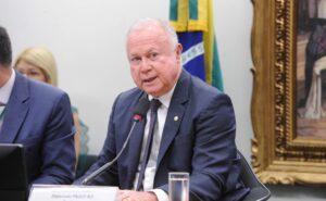 Votação que pode acabar com escala 6×1 na CCJ é adiada após pedido da oposição