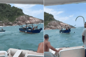 Barco pesqueiro fica à deriva e é resgatado perto das pedras em Guarujá