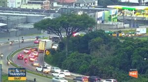 Carreta tomba na Via Expressa e bloqueia acesso à BR-101 em São José