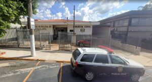 Homem é preso após atacar cães com podão e jogar no lixo em SP