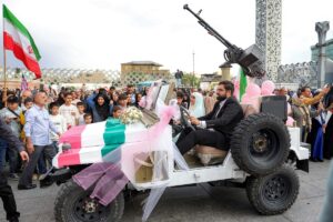 Iranianos realizam casamentos coletivos para casais prontos para guerra contra EUA e Israel