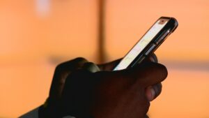 Jovens trocam smartphones por celulares simples e relatam melhora após 1 mês offline