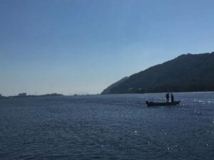 Justiça condena dono de barco e marina por derramamento de óleo no litoral de SP