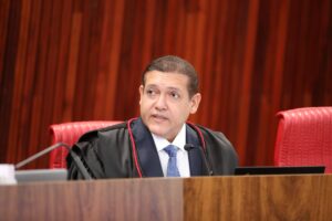 Kassio Nunes Marques assume comando do TSE e defende urnas eletrônicas como pilar da democracia