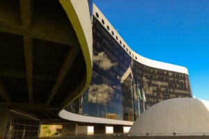 Kassio Nunes Marques assume presidência do TSE; André Mendonça é vice