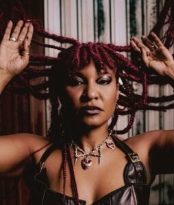 Larissa Luz lança álbum ‘Desmonte’ com rock pesado e crítica social