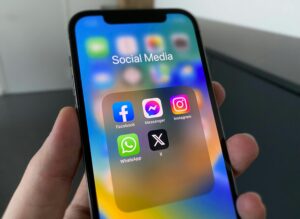 Meta sob investigação na UE por usar truques para manipular usuários em Facebook e Instagram