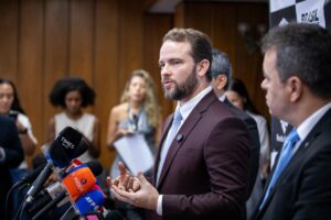 Ministro Durigan defende imposto para ultrarricos em evento do G7 em Paris