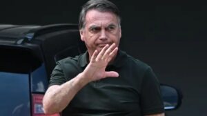 Nunes Marques dá 20 dias para PGR se manifestar sobre revisão da condenação de Bolsonaro