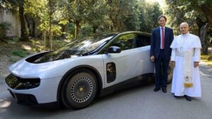 Papa Leão XIV conhece Ferrari elétrica de R$ 3,2 milhões e ganha volante de presente
