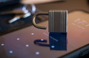 Polícia usa tecnologia para recuperar dados apagados de celulares e nuvem em investigações