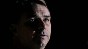Revelação de pedido milionário abala campanha de Flávio Bolsonaro, diz The Economist