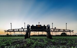Robôs solares ficam 24h no campo para combater pragas com inteligência artificial