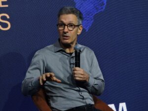 Zema propõe encarceramento em massa no Brasil inspirado em El Salvador