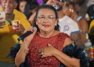 Aos 63 anos, costureira vira fenômeno do brega nas redes sociais