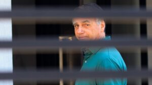 Defesa de Bolsonaro diz que arma apreendida estava inoperante e pediu conserto a militar
