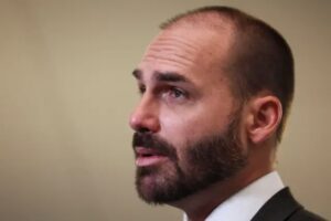 Eduardo Bolsonaro pede fim da aliança com Novo após críticas de Zema a Flávio