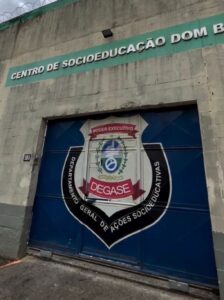 Menor acusado de estupro coletivo no Rio é agredido e humilhado dentro do Degase