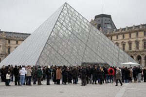 Museu do Louvre alerta para crise e precisa de bilhões para reforma e segurança