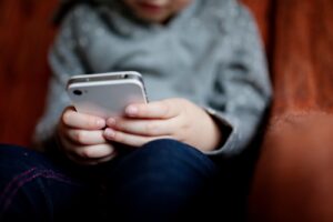 ONU alerta: proteger crianças na internet é urgente e só limitar idade não resolve