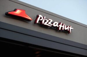 Pizza Hut é vendida por US$ 2,7 bilhões após anos de queda nas vendas