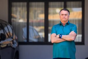 Polícia do DF quer ouvir Bolsonaro por arma apreendida em blitz