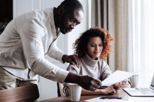 Por que tantos casais escondem namoro no trabalho mesmo sem proibição legal?