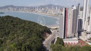 Prefeitura de Balneário Camboriú barra arranha-céu de luxo na Estrada da Rainha