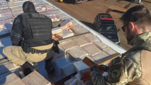 PRF apreende quase 3 toneladas de maconha escondidas no teto de caminhão no Paraná