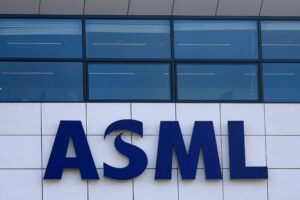 ASML vai pagar bônus de 20 mil euros para funcionários que ficarem até 2030