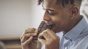 Cientistas descobrem segredo da sensação prazerosa ao comer chocolate