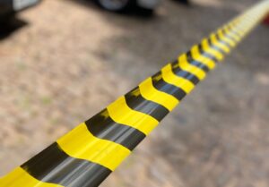 Homem de 21 anos é assassinado em bar por trio encapuzado em Água Branca