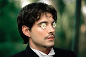 Jão lança álbum intimista e marca evolução após perda do pai
