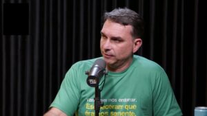 Tarifaço dos EUA começa em julho e complica campanha de Flávio Bolsonaro