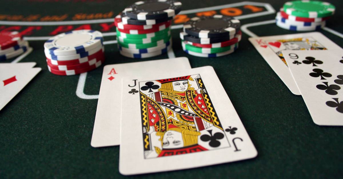 Bàn chơi Blackjack với các lá bài đẹp mắt