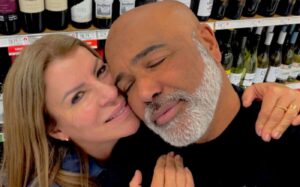 Esposa de Rick chega ao Brasil para acompanhar buscas pelo helicóptero desaparecido em SC