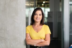 Mães que trabalham enfrentam pressão e buscam equilíbrio, revela nova pesquisa