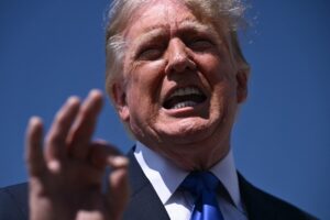 Trump acusa ‘conspiração’ para frear IA e diz que China é a maior beneficiada